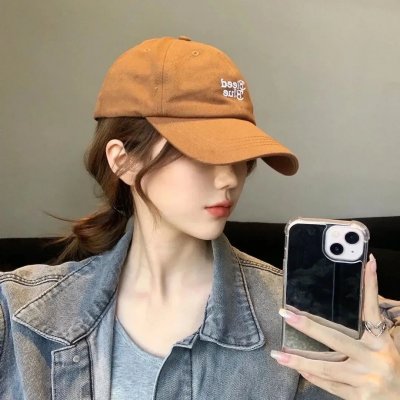 没有耳朵的兔子和两只耳朵的小鸡